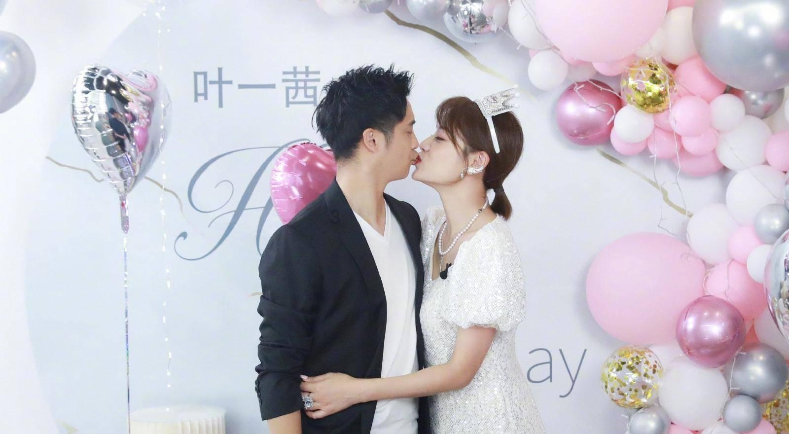突发!李玟迎来49岁冥诞后,李玟86岁的老妈妈前来纪念,场面感人