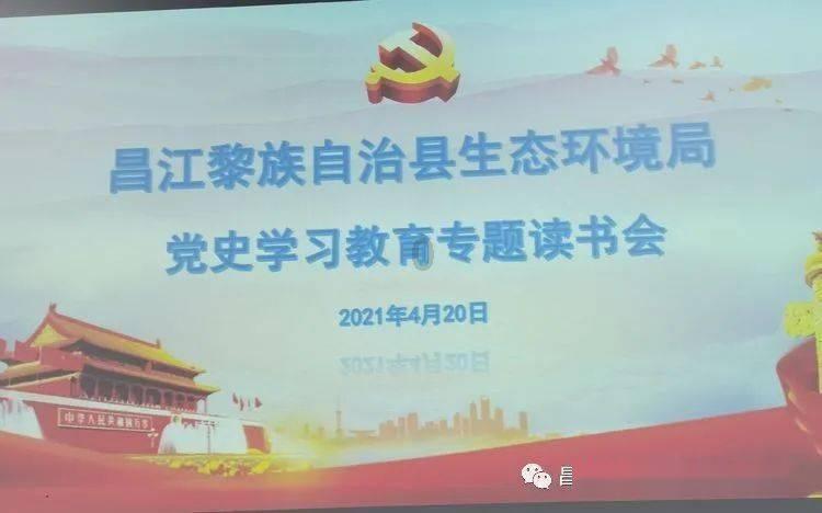 富有设计感的白色上衣+高腰黑色长裤，时髦又大方，你认为这样穿时髦吗？