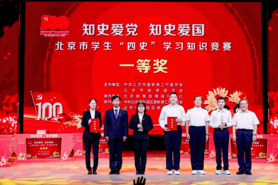 闪亮派对上的女孩